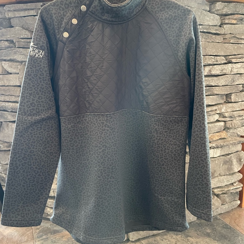 Snap up quilted pull over. Black leopard.